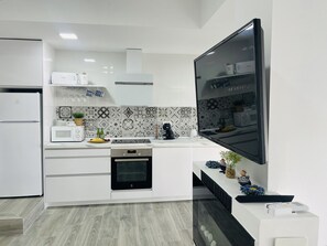 Réfrigérateur, four à micro-ondes, un four, surface de cuisson