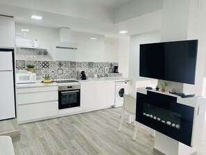 Jääkaappi, mikroaaltouuni, uuni, astianpesukone