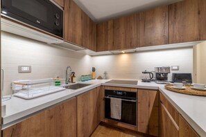 冷蔵庫、電子レンジ、オーブン、コンロ