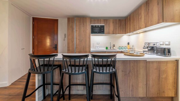 Coffee/tea maker, fridge, microwave, oven - Spacious Las Condes Apartment with Pool & Parking (Las Condes)