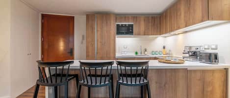 Coffee/tea maker, fridge, microwave, oven