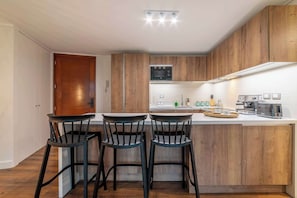 Cafetera y tetera, refrigerador, microondas y horno