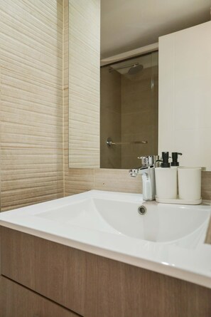 Shower, hair dryer, towels