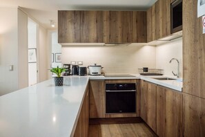 冷蔵庫、電子レンジ、オーブン、コンロ