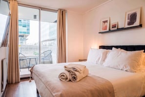 2 bedrooms, iron/ironing board, WiFi, bed sheets - Family-Friendly Apt: Parking and Private Balcony (Las Condes)