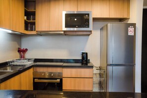 Réfrigérateur, four à micro-ondes, un four, surface de cuisson