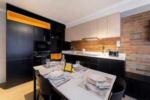 Réfrigérateur, four à micro-ondes, un four, surface de cuisson