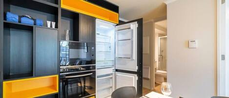 Kühlschrank, Mikrowelle, Ofen, Herdplatte