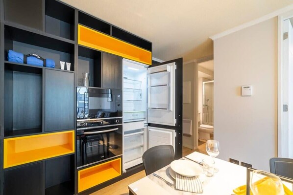 冷蔵庫、電子レンジ、オーブン、コンロ