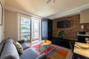 TV, offices - Couple Urban Retreat Providencia Escape Awaits! (Providencia)