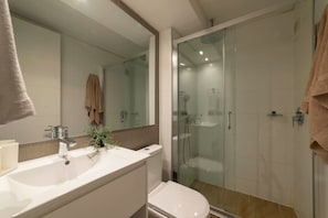 Shower, hair dryer, towels