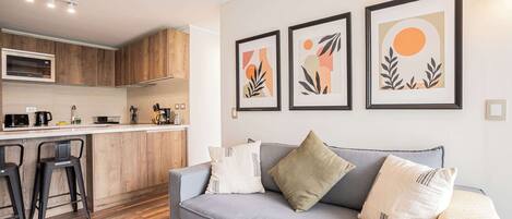 Una televisión, una oficina