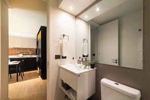 Shower, hair dryer, towels