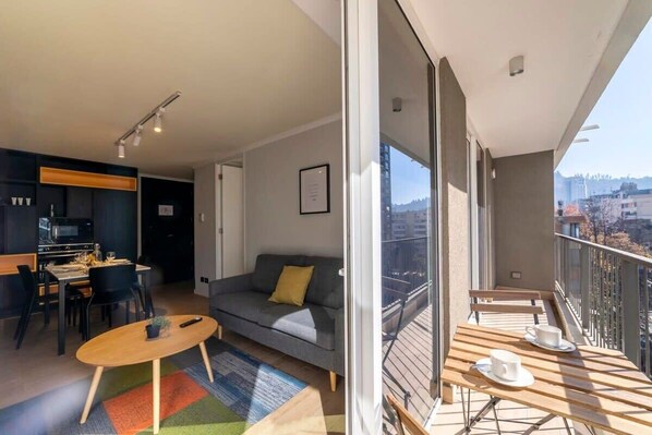 TV, offices - Chic & Spacious 1BR in the Heart of Providencia (Providencia)
