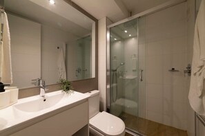 Dusche, Haartrockner, Handtücher