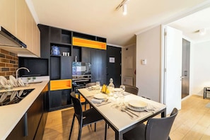 Kühlschrank, Mikrowelle, Ofen, Herdplatte