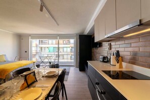 Kühlschrank, Mikrowelle, Ofen, Herdplatte