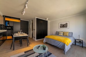 Iron/ironing board, WiFi, bed sheets - Charming Studio Retreat in Providencia's Heart (Providencia)