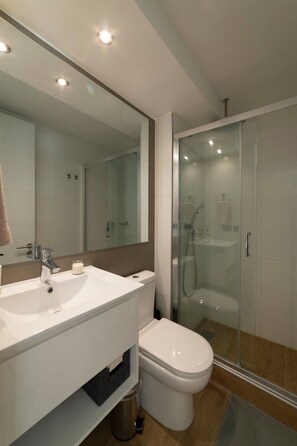 Een douche, een haardroger, handdoeken
