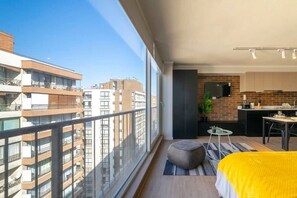 Tabla de planchar con plancha, wifi y ropa de cama
