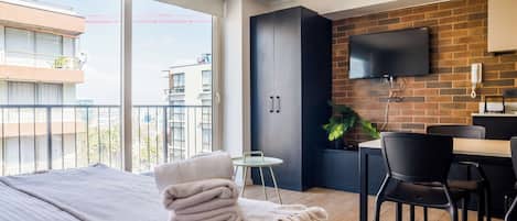 Tabla de planchar con plancha, wifi y ropa de cama
