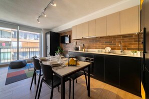 Fridge, microwave, oven, stovetop - Chic Studio in Providencia w/Pool & Gym (Providencia)