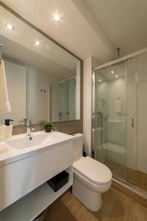 Shower, hair dryer, towels - Bright Studio: Pool, Gym, Balcony & City Views! (Providencia)