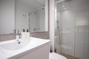 Shower, hair dryer, towels