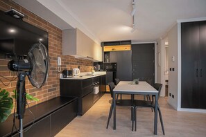 Fridge, microwave, oven, stovetop - Bright Studio: Pool, Gym, Balcony & City Views! (Providencia)