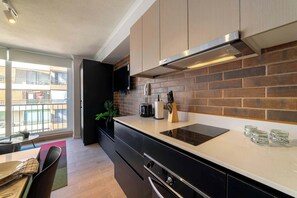 Fridge, microwave, oven, stovetop - Bright Studio: Pool, Gym, Balcony & City Views! (Providencia)