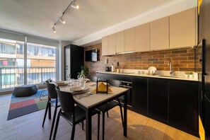 Fridge, microwave, oven, stovetop - Stylish and Cozy Studio Apartment in Providencia (Providencia)