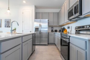 Køleskab, mikrobølgeovn, ovn, kogeplade