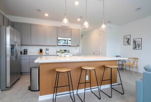 Een koelkast, een microgolfoven, een oven, een kookplaat