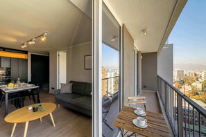 Outdoor dining - Stylish Retreat: Designer Studio in Providencia (Providencia)