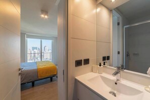 1 bedroom, iron/ironing board, WiFi, bed sheets - Stylish Retreat: Designer Studio in Providencia (Providencia)