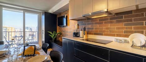 Réfrigérateur, micro-ondes, four, plaque de cuisson