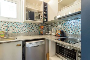 Kühlschrank, Mikrowelle, Ofen, Geschirrspüler