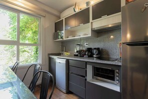 Fridge, microwave, oven, stovetop - Chic Urban Retreat: Cozy Two-Level Apartment (Providencia)