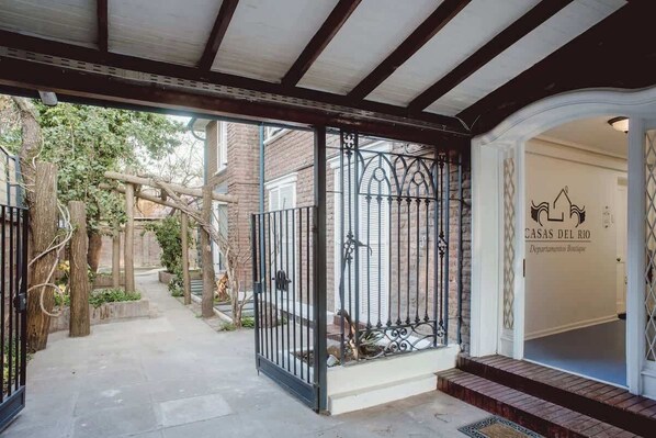 Exterior detail - Chic Urban Retreat: Cozy Two-Level Apartment (Providencia)