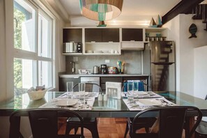 Fridge, microwave, oven, stovetop - Chic Urban Retreat: Cozy Two-Level Apartment (Providencia)