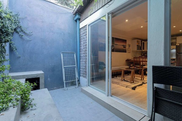 Outdoor dining - Relaxing Retreat: Cozy 2BR Apartment in Tranquil Providencia (Providencia)