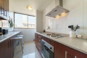 冷蔵庫、電子レンジ、オーブン、コンロ