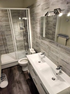 Doccia, asciugacapelli, asciugamani, carta igienica