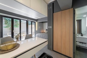 Una scrivania, ferro/asse da stiro, Wi-Fi, lenzuola