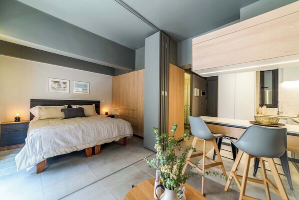 Desk, iron/ironing board, WiFi, bed sheets