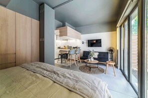 Desk, iron/ironing board, WiFi, bed sheets