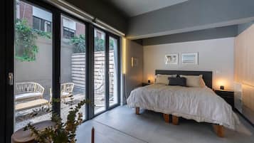 Desk, iron/ironing board, WiFi, bed sheets