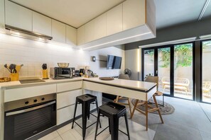 Fridge, microwave, oven, stovetop
