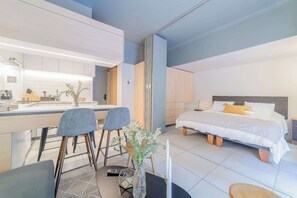 Tabla de planchar con plancha, wifi y ropa de cama 