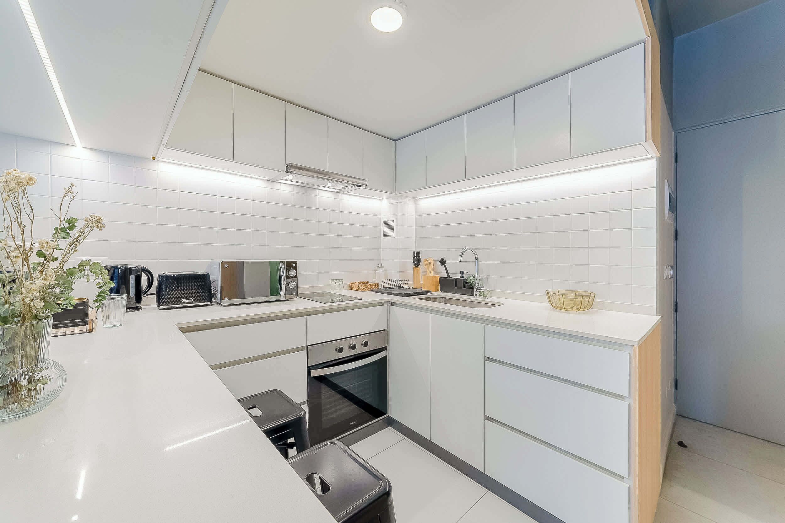 Geladeira, micro-ondas, fogão, cooktop